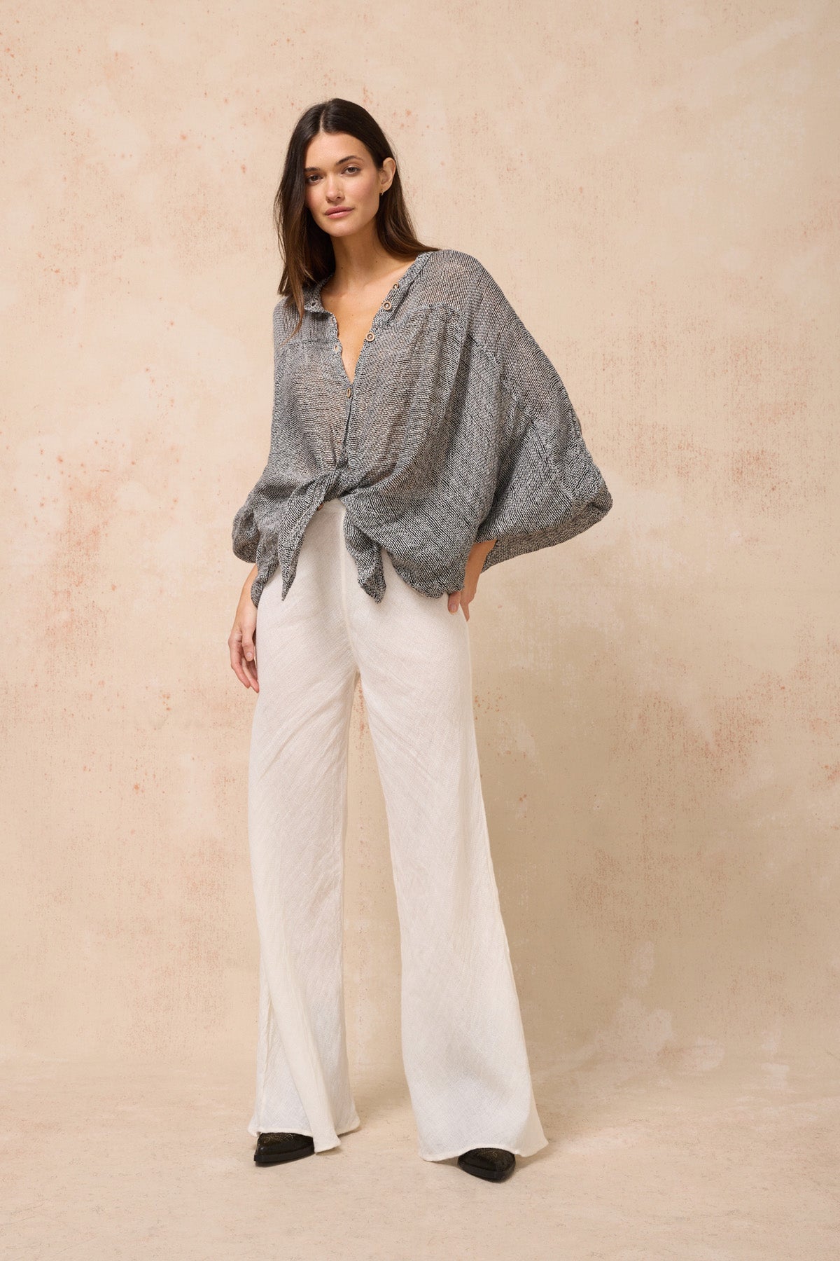 Woman Wearing Estilo Emporio Oboe Linen Shirt - Rete Nero - Top LUXAMORE