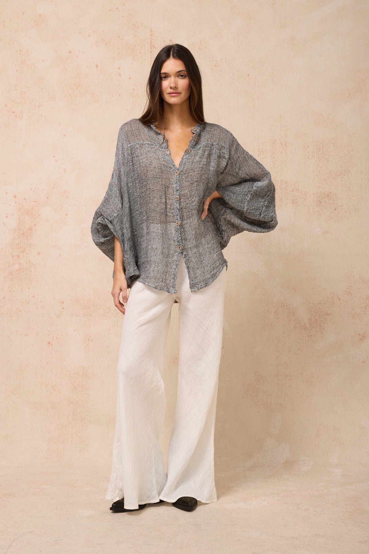 Woman Wearing Estilo Emporio Oboe Linen Shirt - Rete Nero - Top LUXAMORE