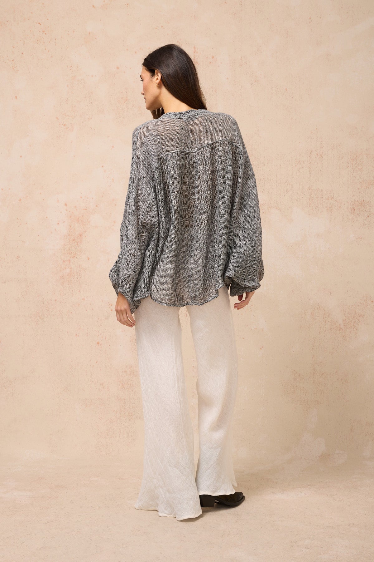 Woman Wearing Estilo Emporio Oboe Linen Shirt - Rete Nero - Top LUXAMORE