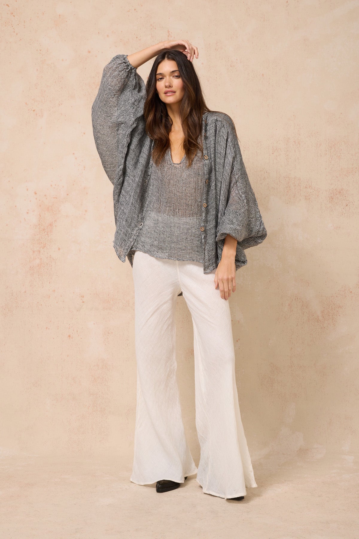 Woman Wearing Estilo Emporio Oboe Linen Shirt - Rete Nero - Top LUXAMORE