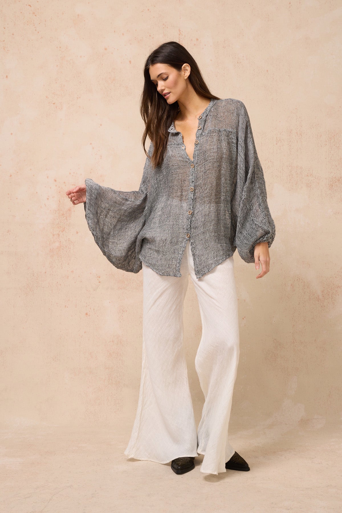 Woman Wearing Estilo Emporio Oboe Linen Shirt - Rete Nero - Top LUXAMORE