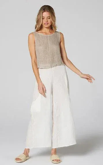 Estilo Emporio Linen Pant Pocket worn by model in natural setting LUXAMORE 