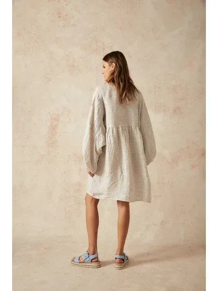 Estilo Emporio Stella Linen Dress - Lyla worn by model in natural setting LUXAMORE 