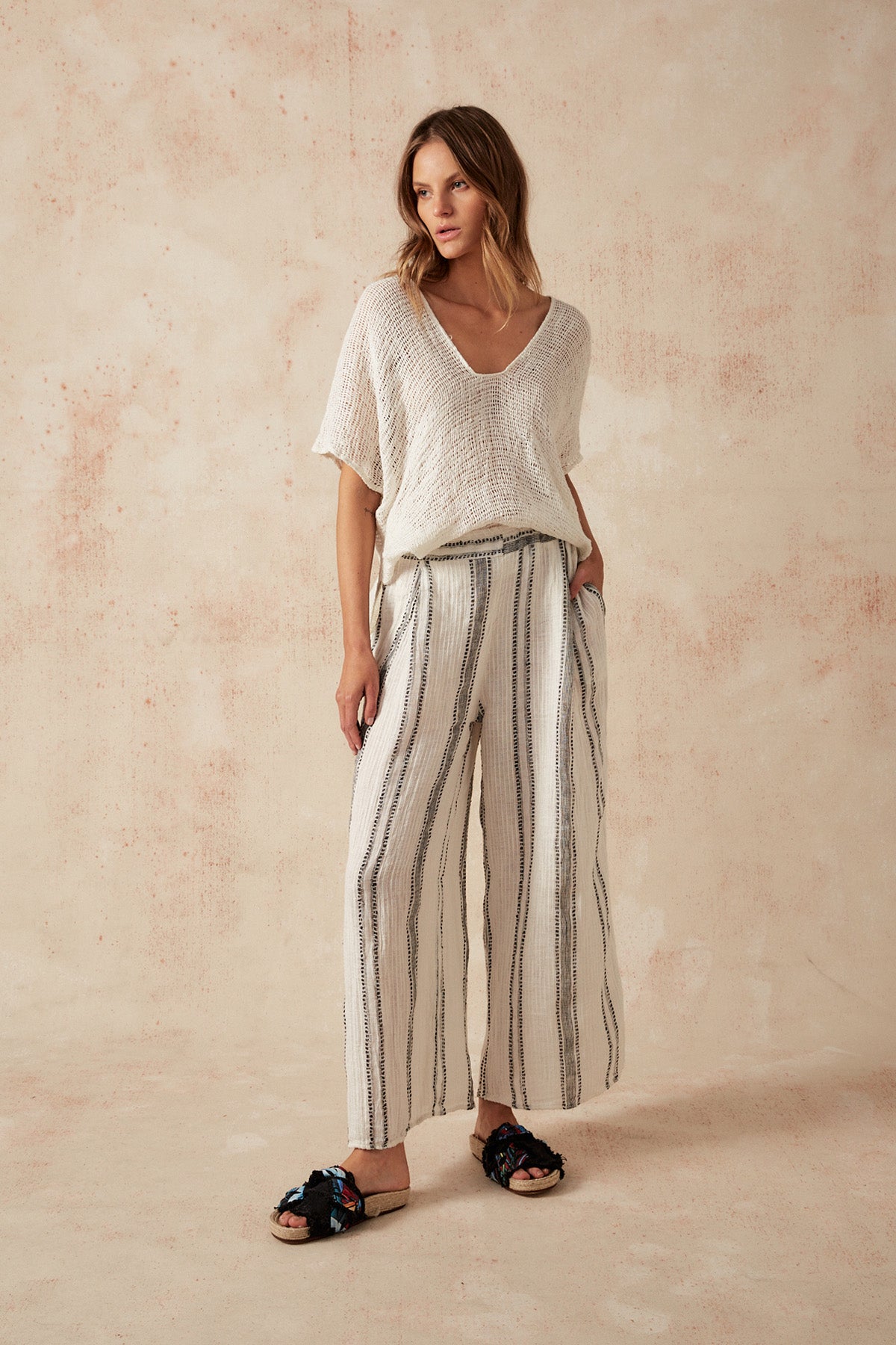 Woman Wearing Estilo Emporio Zaza Top Giorno Panna - Tops LUXAMORE