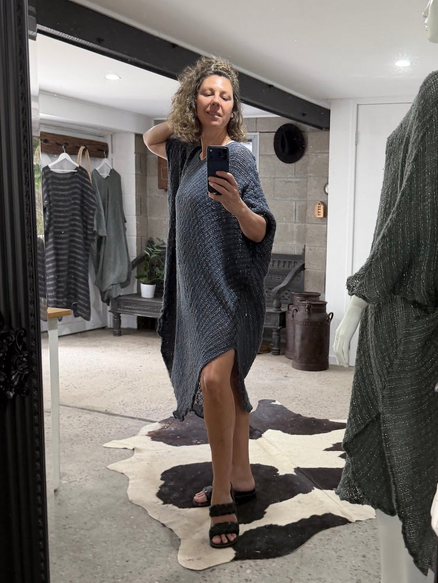 Woman taking selfie of La Bottega di Brunella Linen Dress VESTITO FAUSTA - Campagna Luxor LUXAMORE 