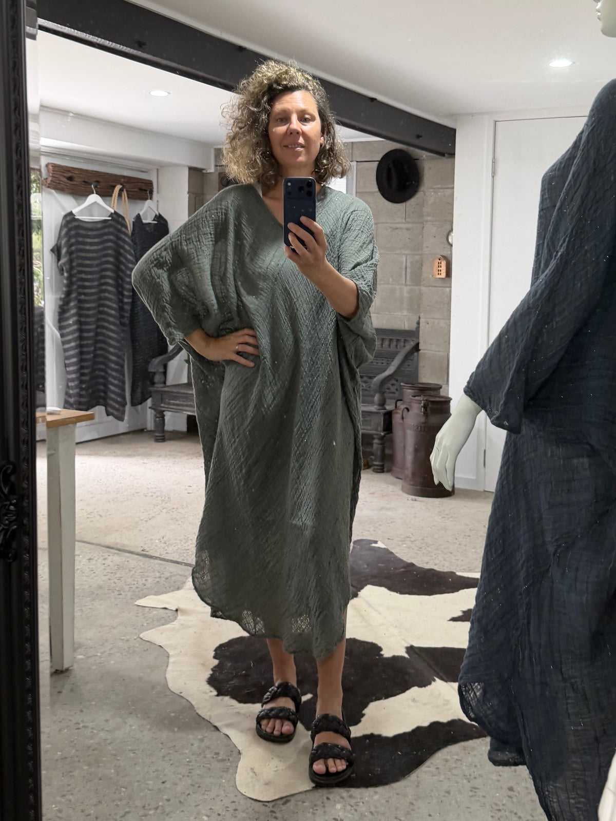 Woman Wearing La Bottega di Brunella Linen Dress VESTITO FAUSTA - Garza Egitto linen dress LUXAMORE 