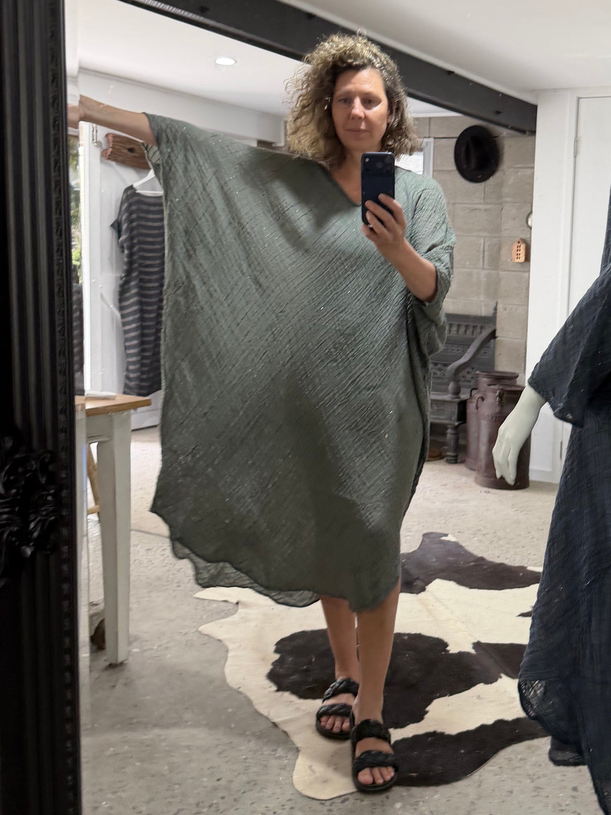 Woman Wearing La Bottega di Brunella Linen Dress VESTITO FAUSTA - Garza Egitto linen dress LUXAMORE 