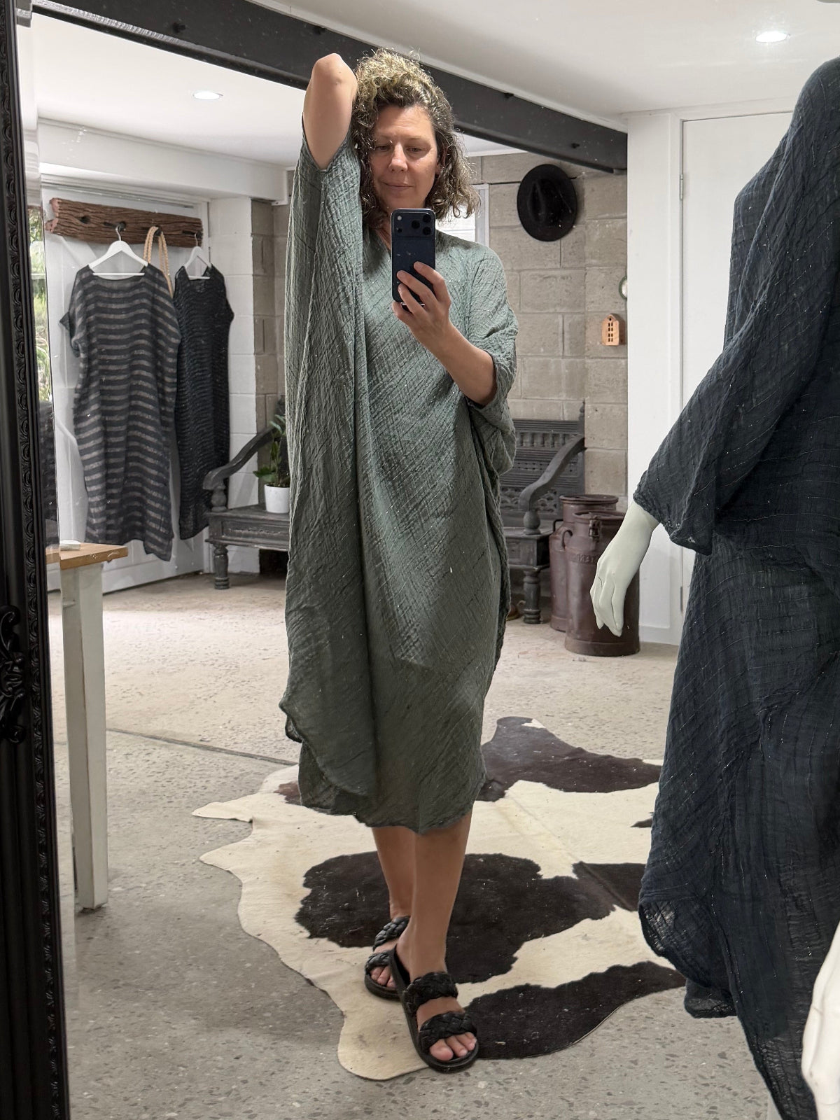 Woman Wearing La Bottega di Brunella Linen Dress VESTITO FAUSTA - Garza Egitto linen dress LUXAMORE 