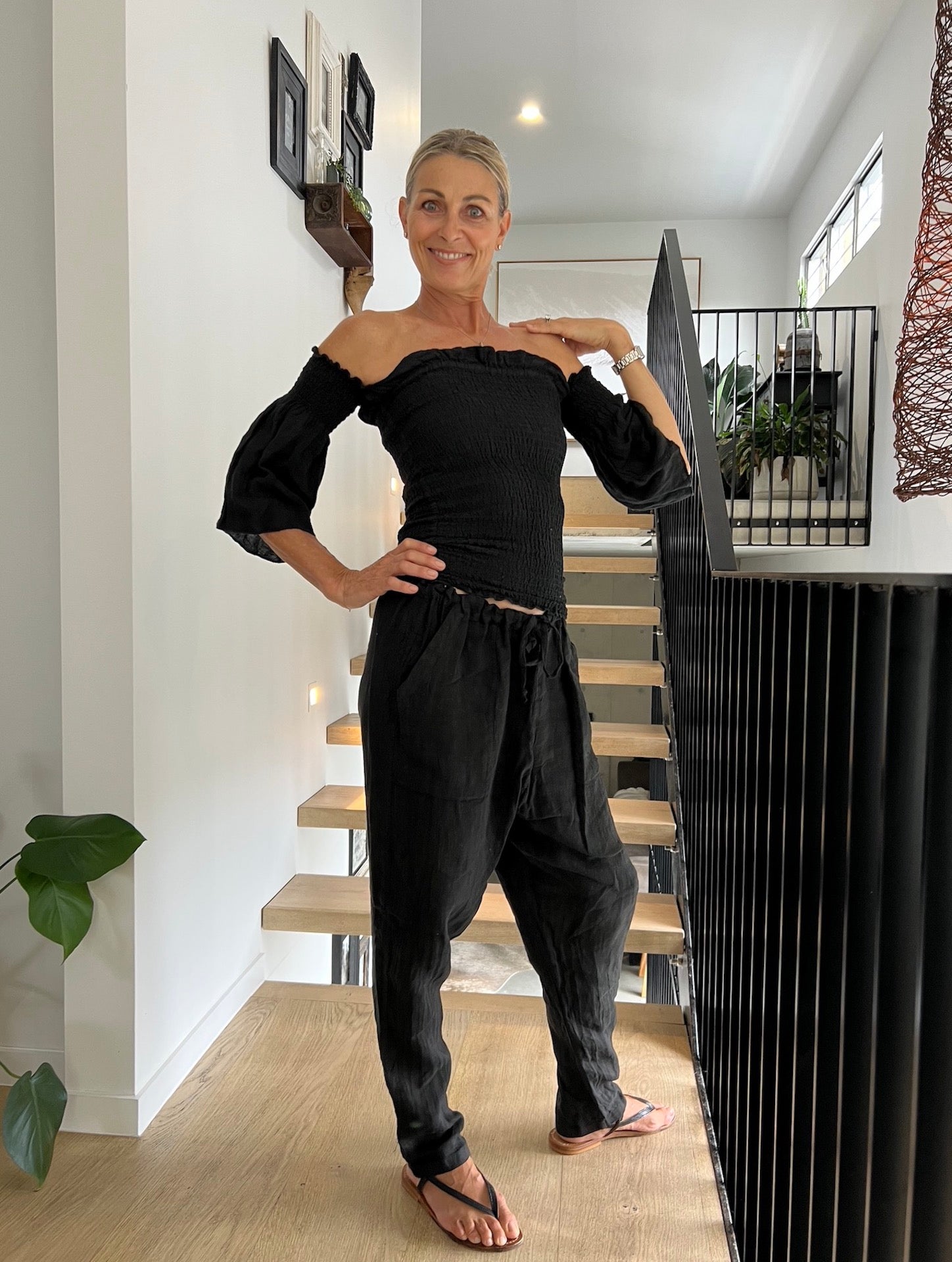 Woman Wearing La Bottega di Brunella Linen Pants Black - Pants LUXAMORE