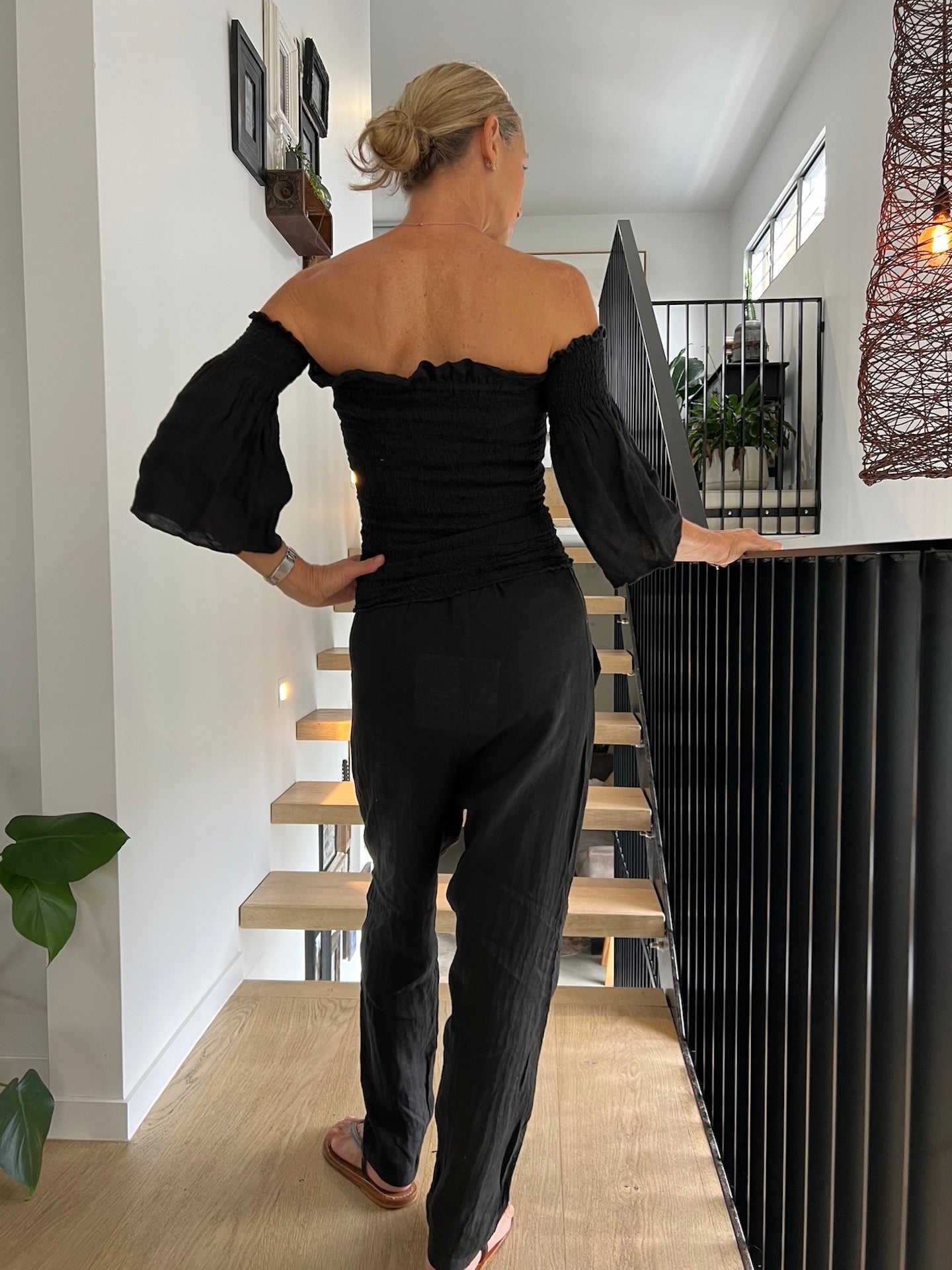 Woman Wearing La Bottega di Brunella Linen Pants Black - Pants LUXAMORE