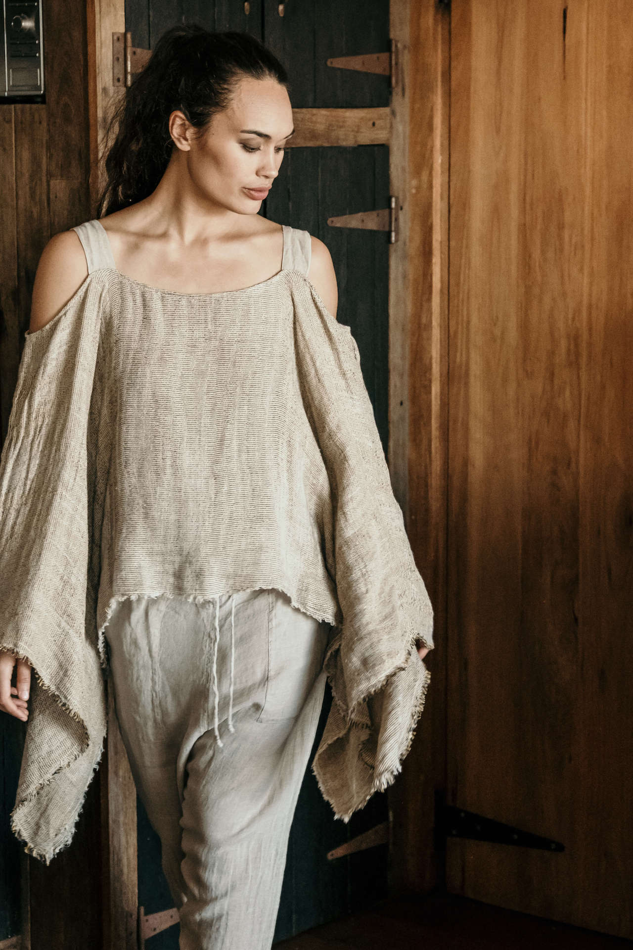 Woman Wearing La Bottega di Brunella Linen Pants - Fossil - Pants LUXAMORE