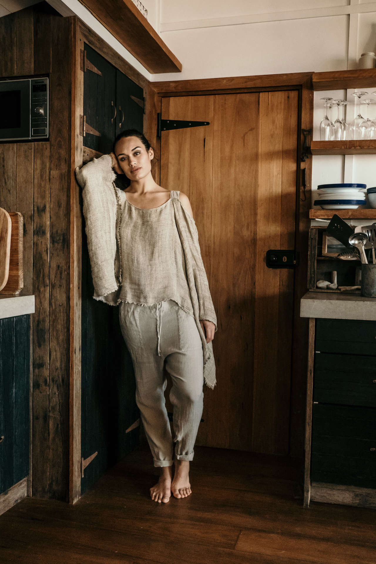 Woman Wearing La Bottega di Brunella Linen Pants - Fossil - Pants LUXAMORE
