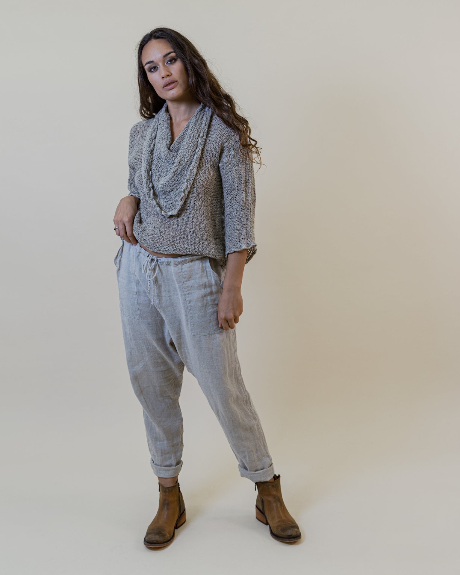 Woman Wearing La Bottega di Brunella Linen Pants - Fossil - Pants LUXAMORE