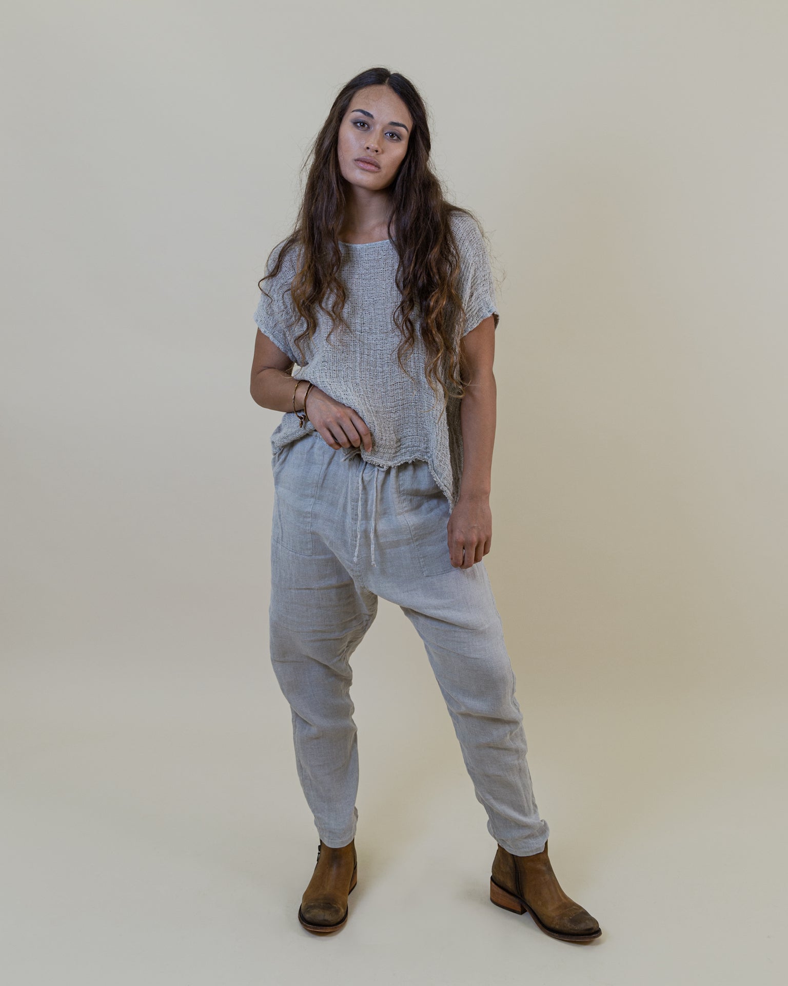 Woman Wearing La Bottega di Brunella Linen Pants - Fossil - Pants LUXAMORE