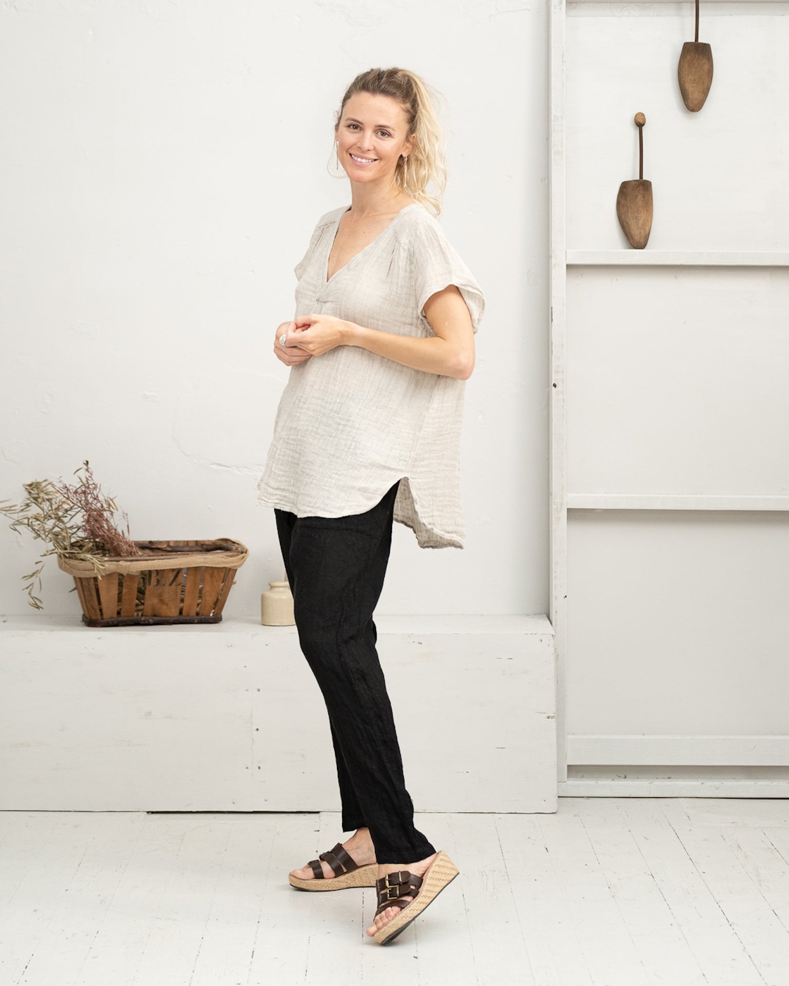 Woman Wearing La Bottega di Brunella Linen Pants - Fossil - Pants LUXAMORE