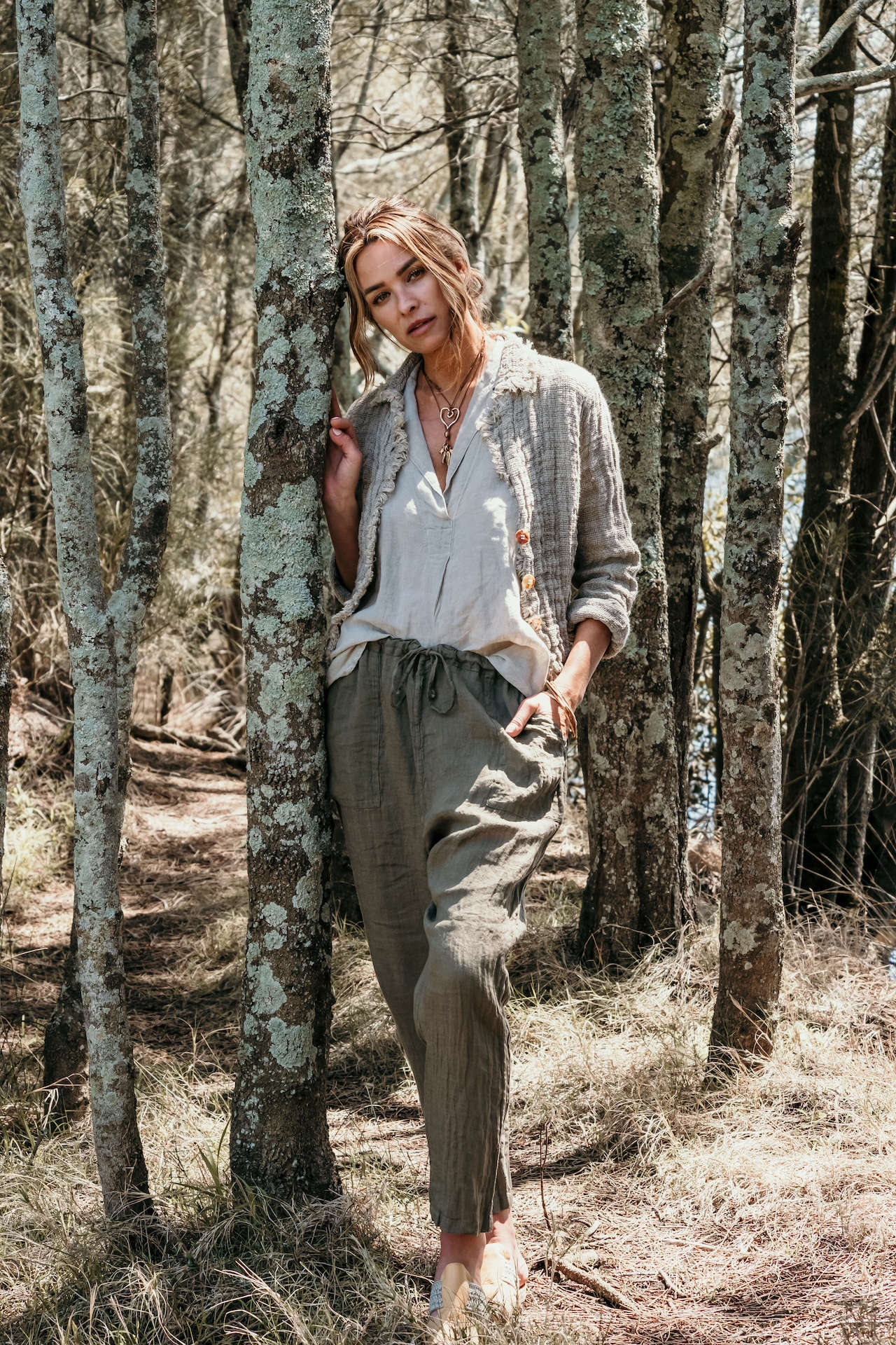 Woman Wearing La Bottega di Brunella Linen Pants - Fossil - Pants LUXAMORE