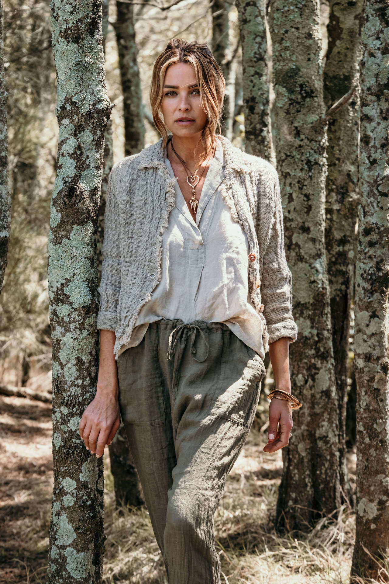 Woman Wearing La Bottega di Brunella Linen Pants - Fossil - Pants LUXAMORE