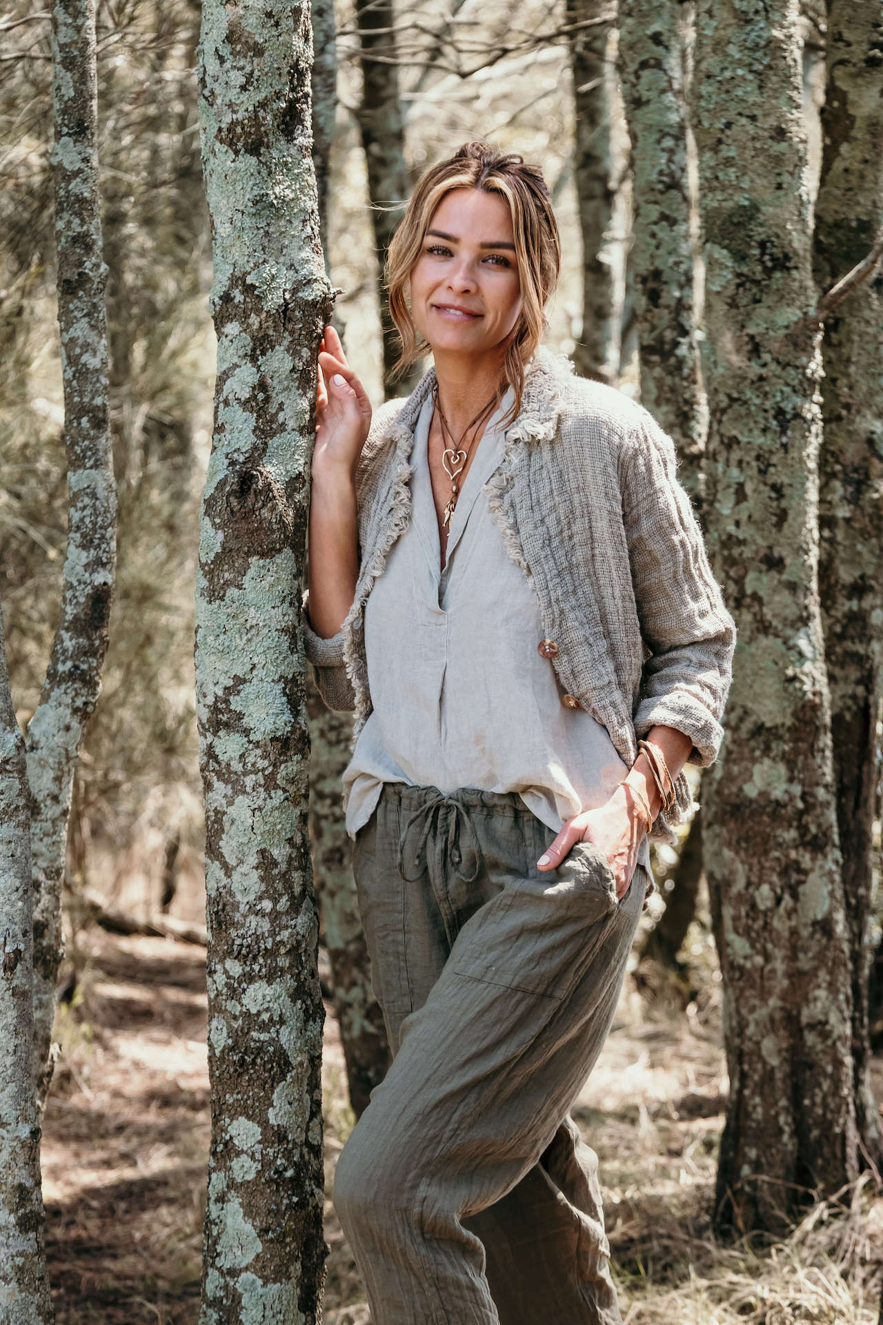 Woman Wearing La Bottega di Brunella Linen Pants - Fossil - Pants LUXAMORE