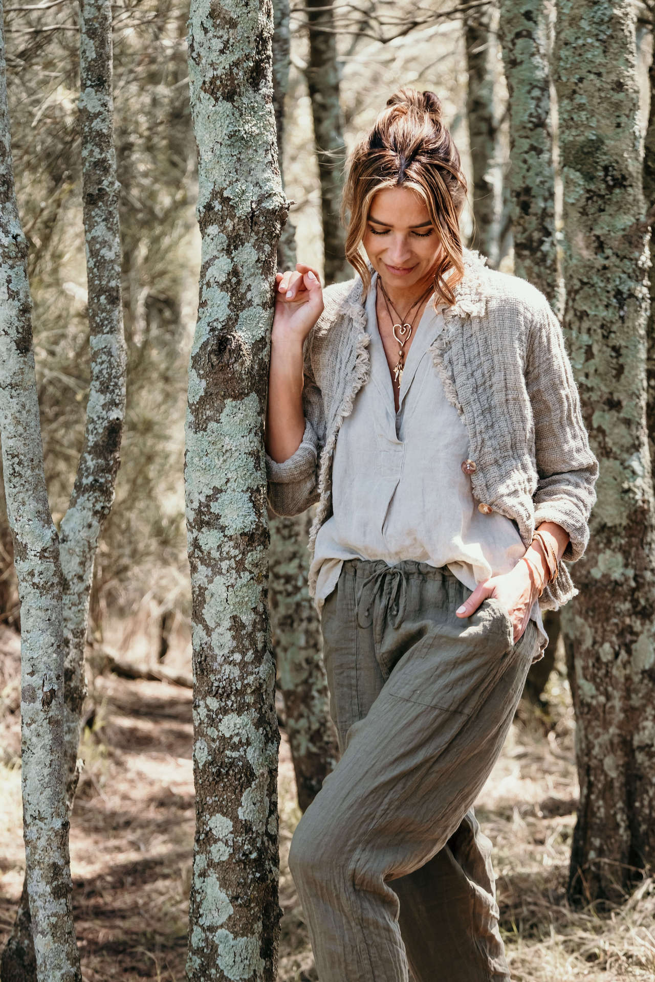 Woman Wearing La Bottega di Brunella Linen Pants - Fossil - Pants LUXAMORE