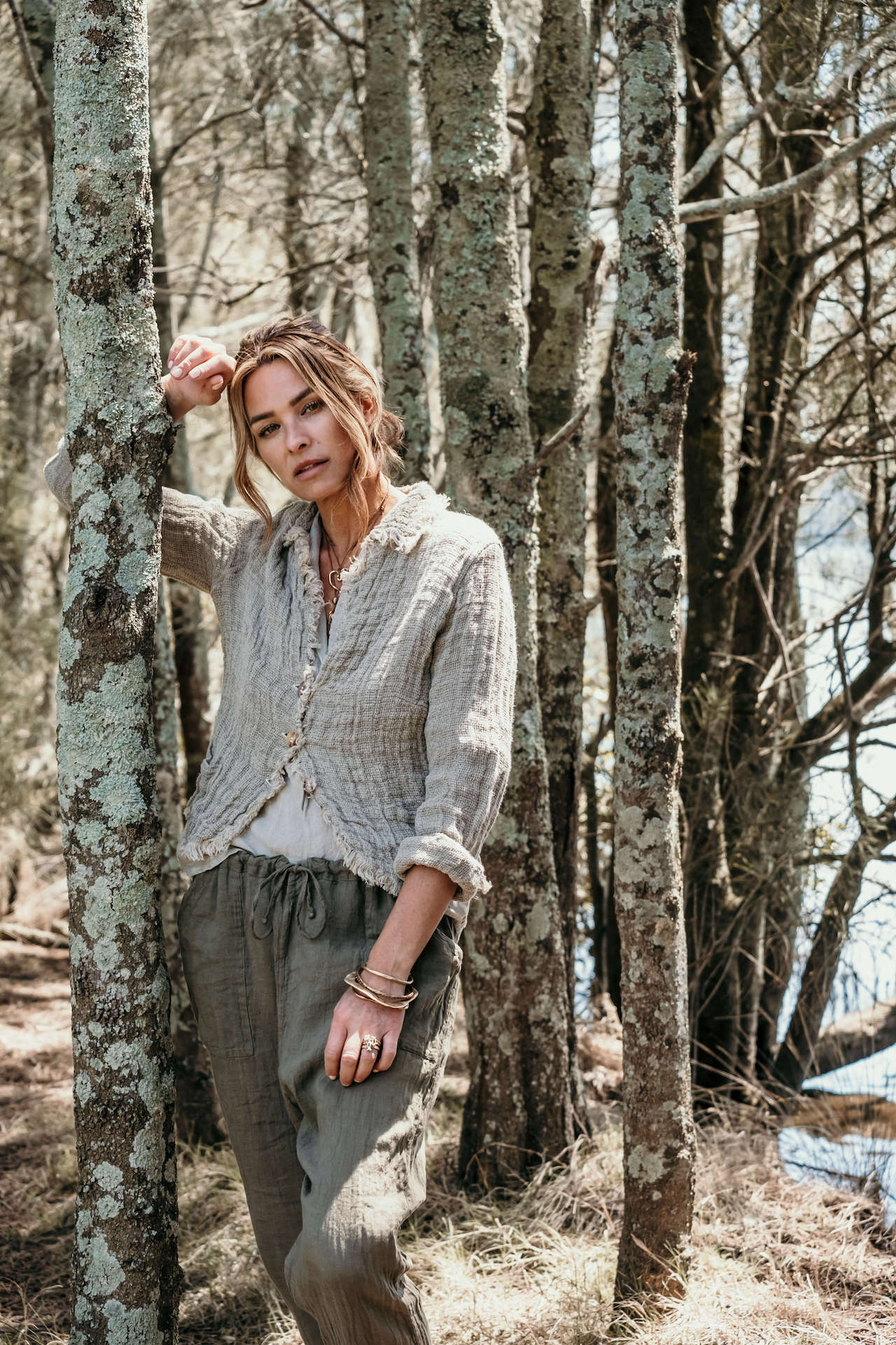 Woman Wearing La Bottega di Brunella Linen Pants - Fossil - Pants LUXAMORE