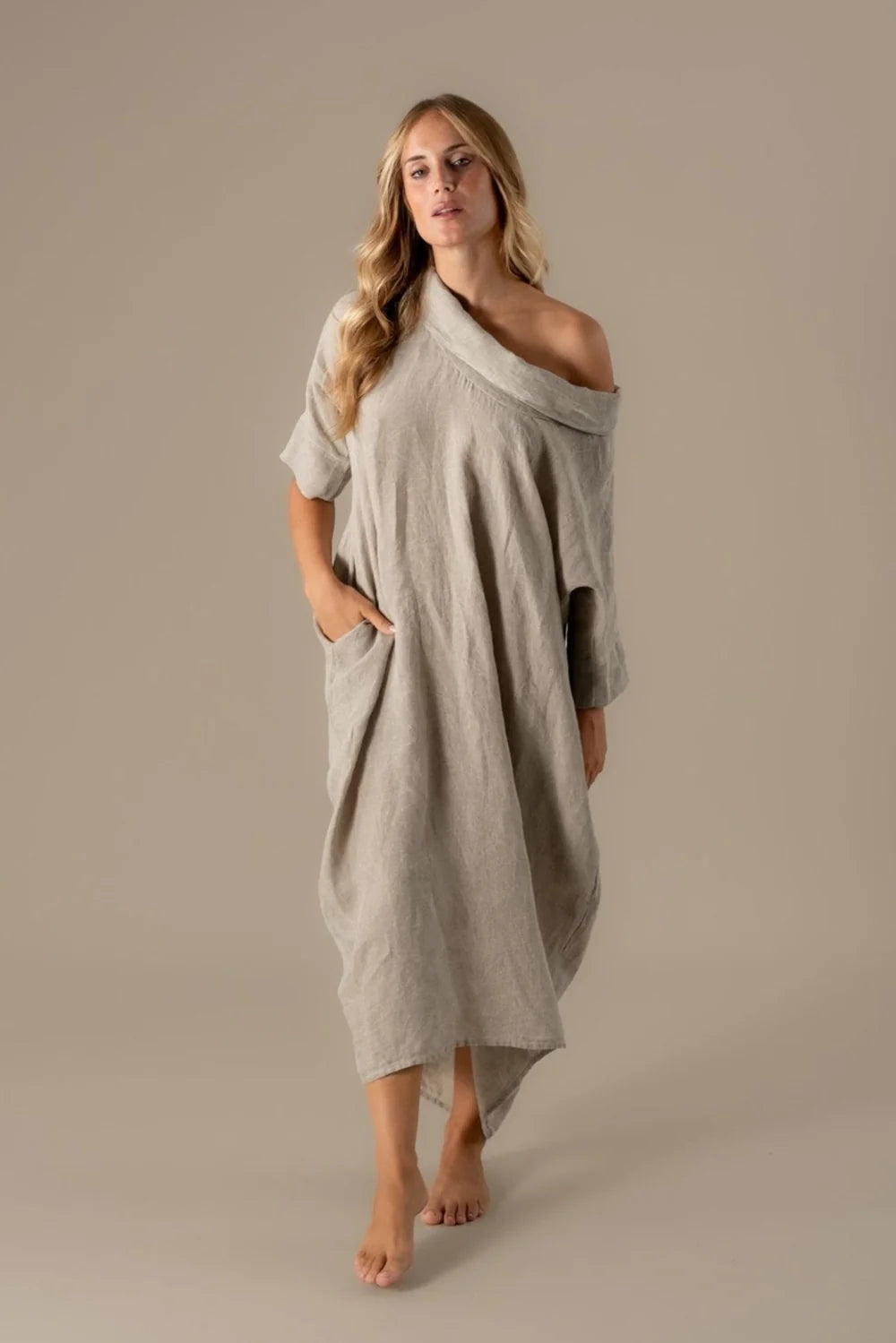 Woman Wearing La Bottega di Brunella VESTITO SULTANO - Pergamena linen dress LUXAMORE 