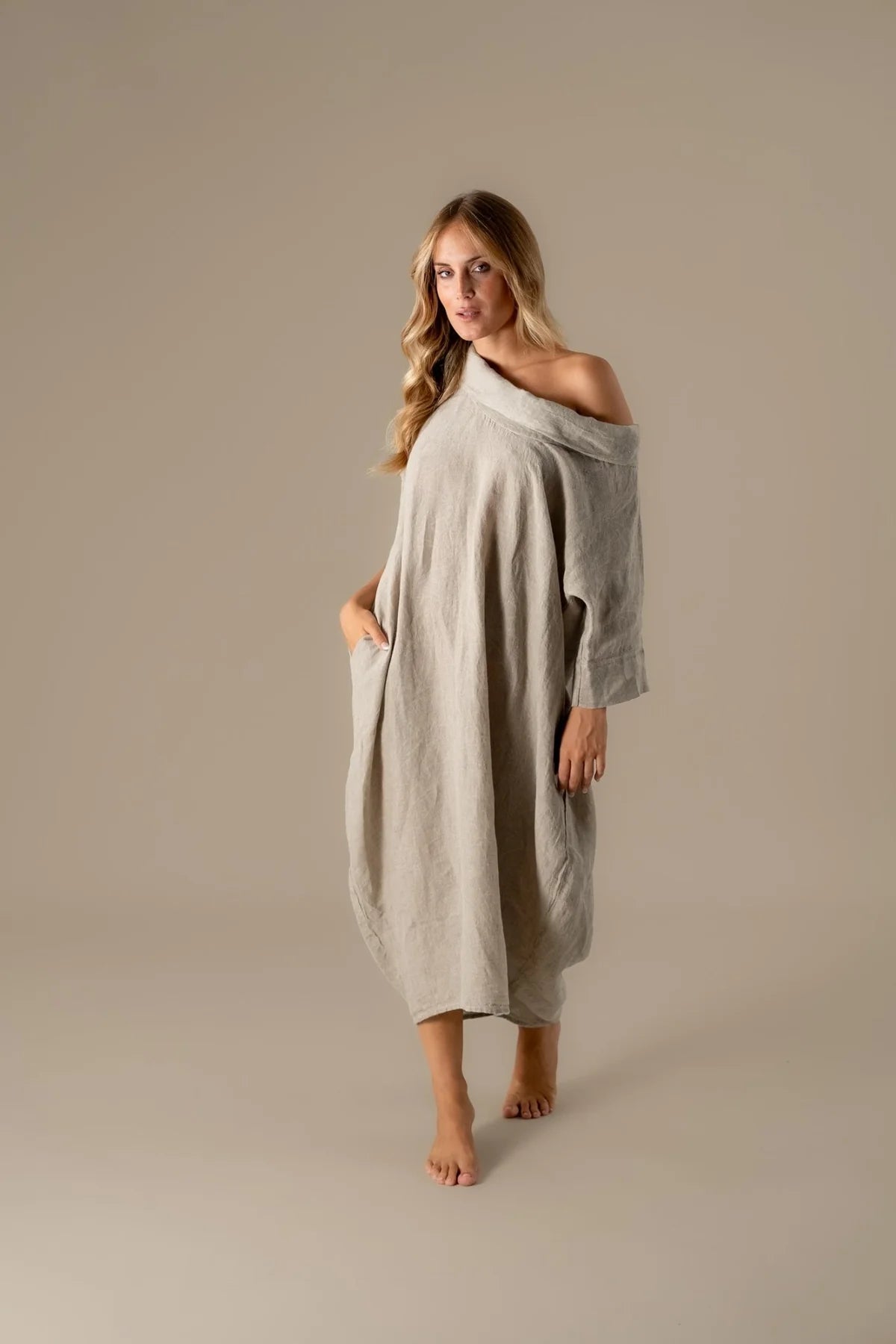 Woman Wearing La Bottega di Brunella VESTITO SULTANO - Pergamena linen dress LUXAMORE 