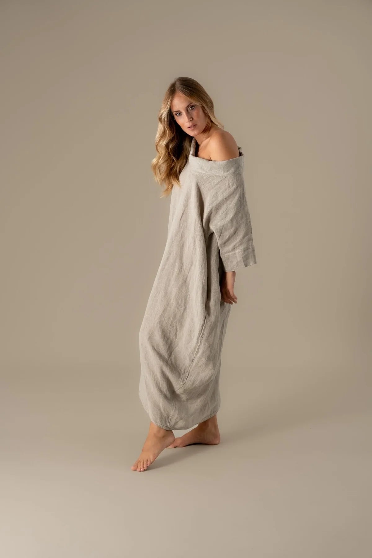 Woman Wearing La Bottega di Brunella VESTITO SULTANO - Pergamena linen dress LUXAMORE 