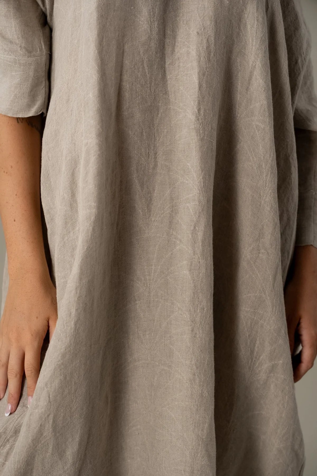 Woman Wearing La Bottega di Brunella VESTITO SULTANO - Pergamena linen dress LUXAMORE 