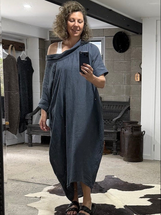 Woman taking selfie of La Bottega di Brunella VESTITO SULTANO - Pergamena linen dress LUXAMORE 