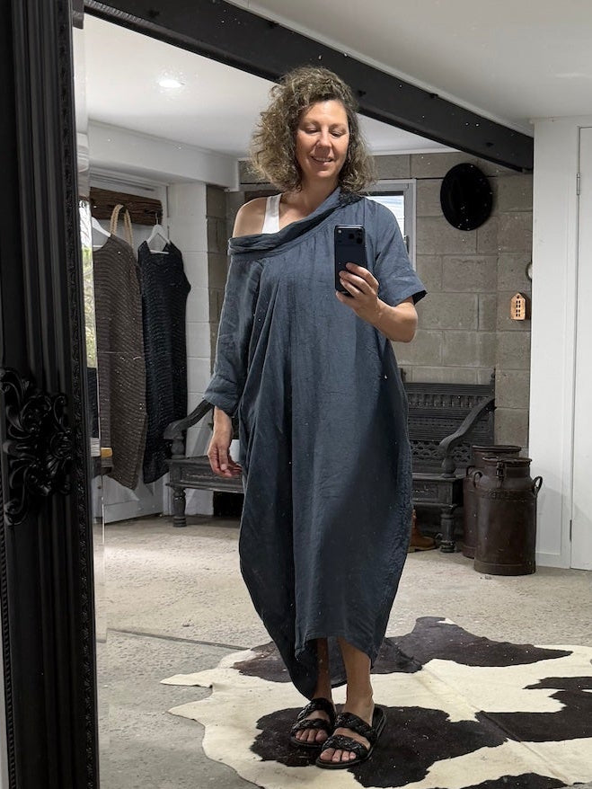 Woman taking selfie of La Bottega di Brunella VESTITO SULTANO - Pergamena linen dress LUXAMORE 