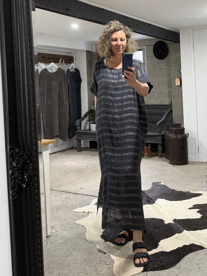 Woman Wearing La Bottega di Brunella VESTITO WOW - Riga Luxor linen dress LUXAMORE 