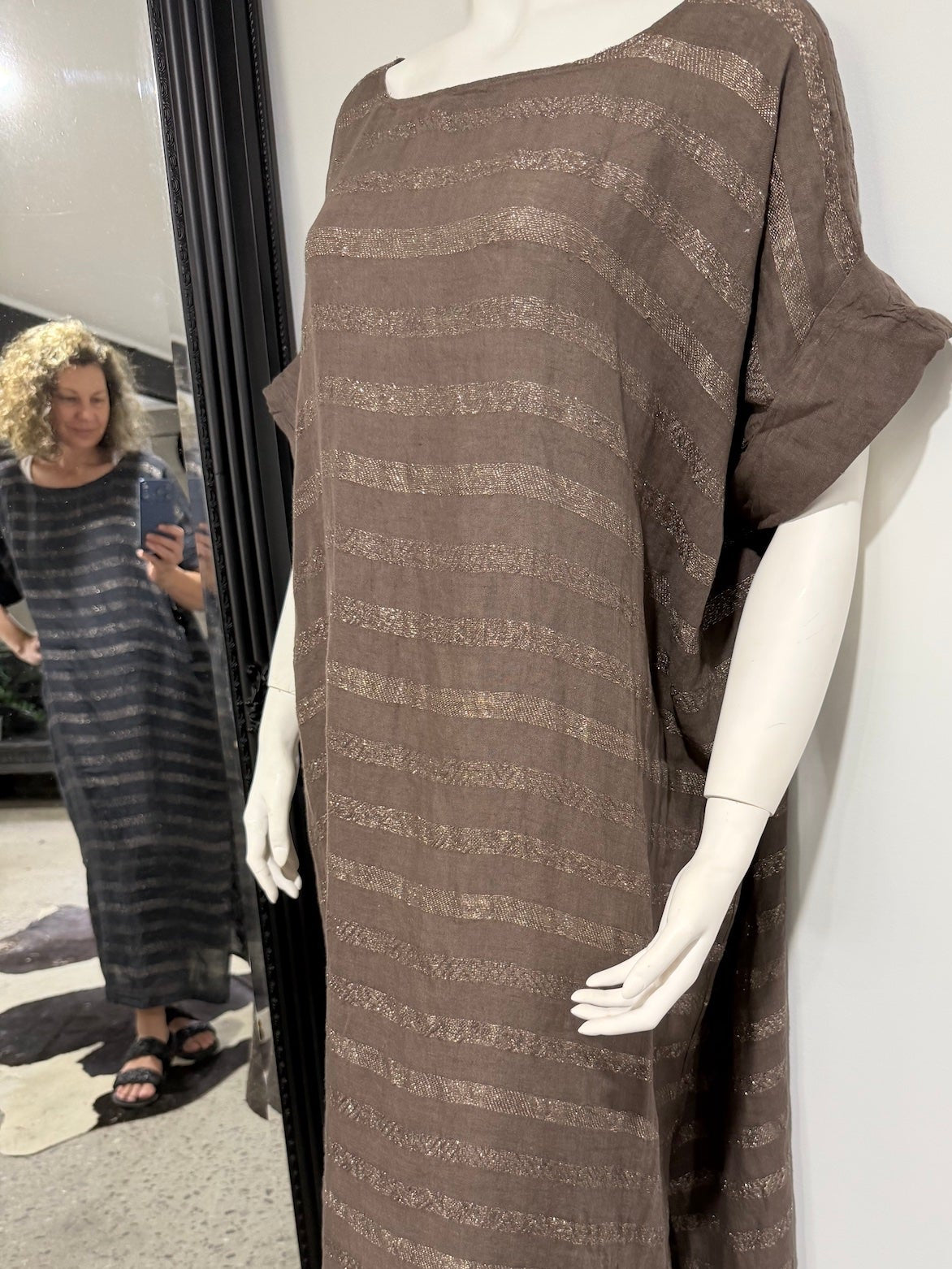 Woman Wearing La Bottega di Brunella VESTITO WOW - Riga Luxor linen dress LUXAMORE 
