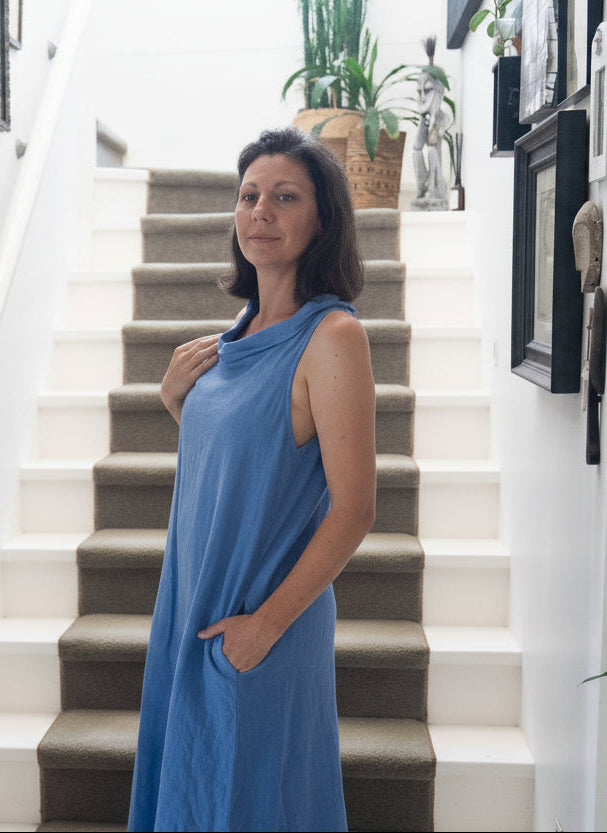 Woman Wearing Linen Dress Made in Italy: Sleeveless Boat Neck Maxi Blue - Dress LUXAMORE