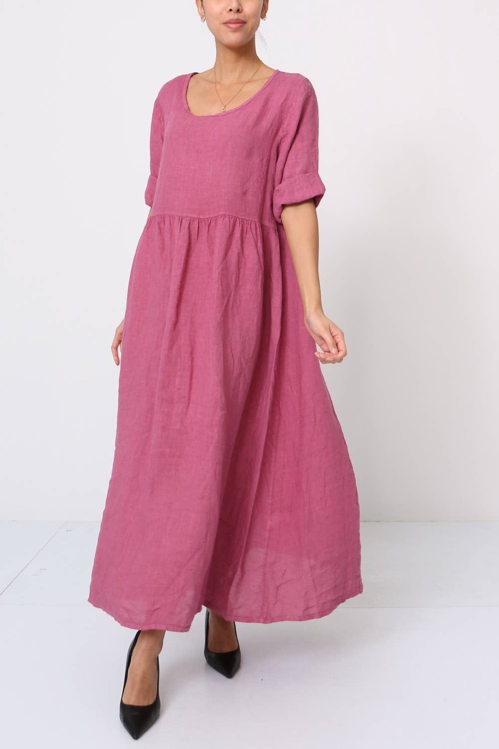 woman wearing Linen Dress Maxi Made in Italy Fuchsia LUXAMORE 