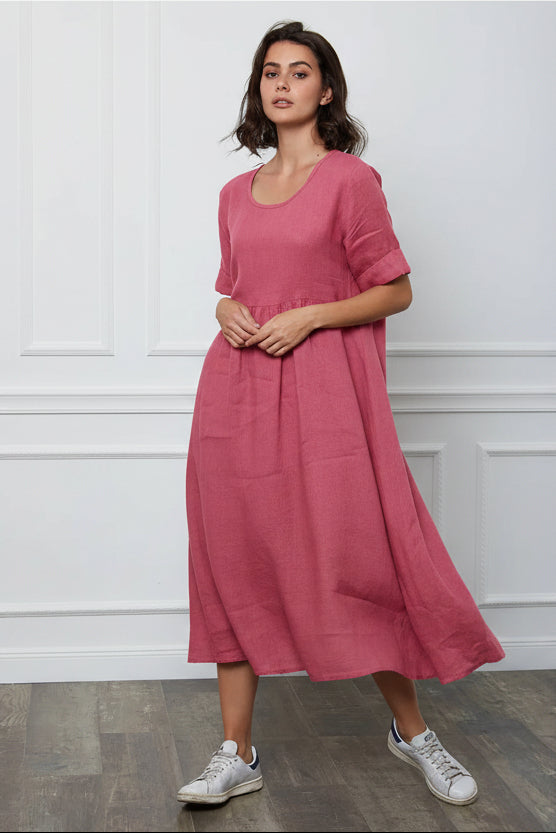 woman wearing Linen Dress Maxi Made in Italy Fuchsia LUXAMORE 