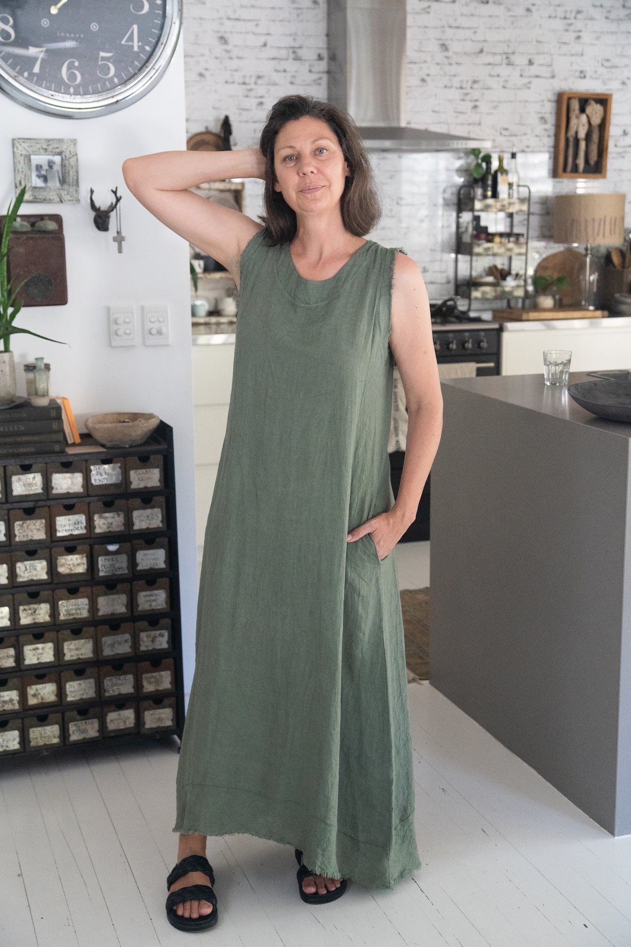Woman Wearing Linen Dress Sleeveless Raw Edge, Maxi Made in Italy Khaki - Dress LUXAMORE
