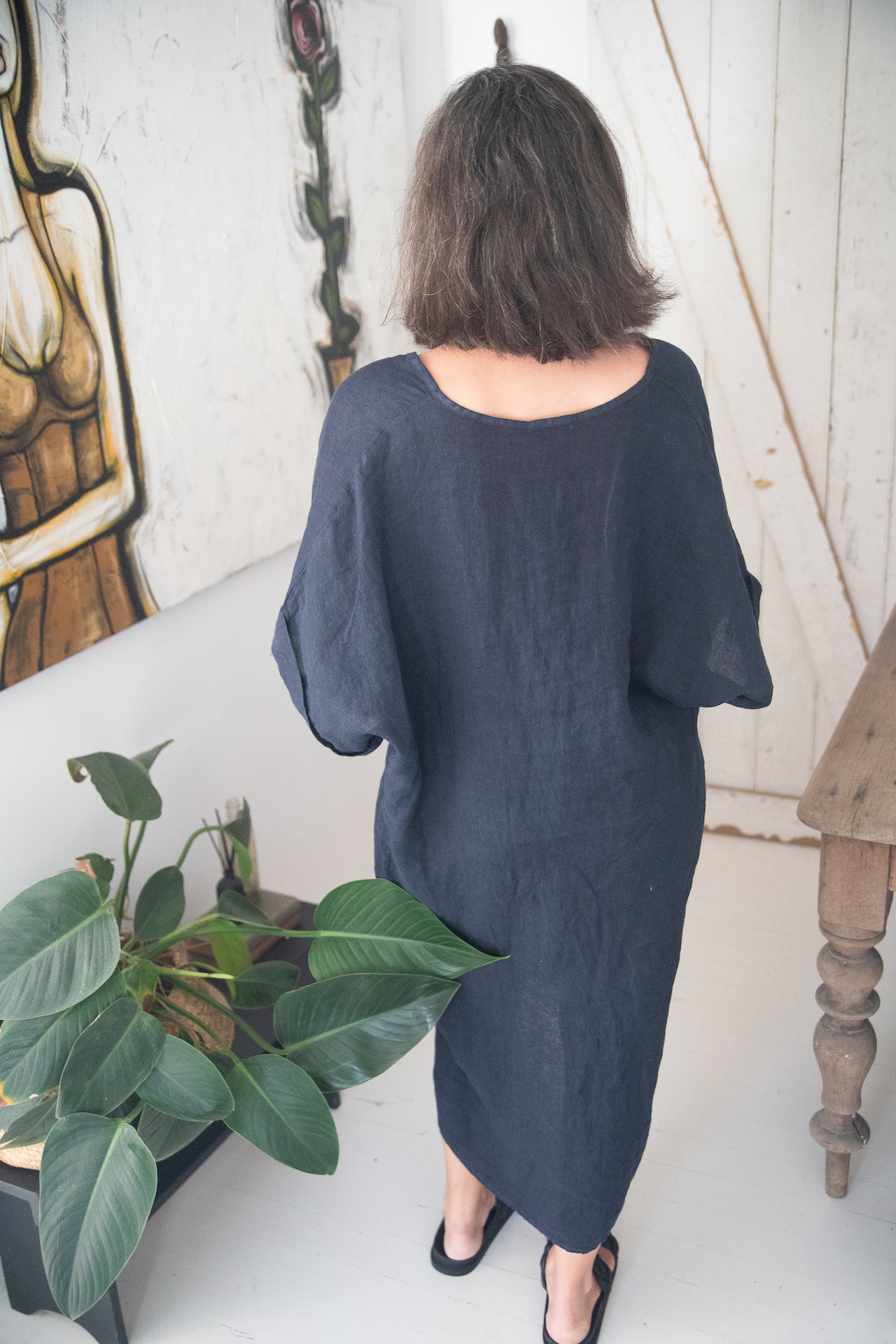 Woman Wearing Linen Dress V-neck Knot Front Midi Made in Italy Black - Dress LUXAMORE