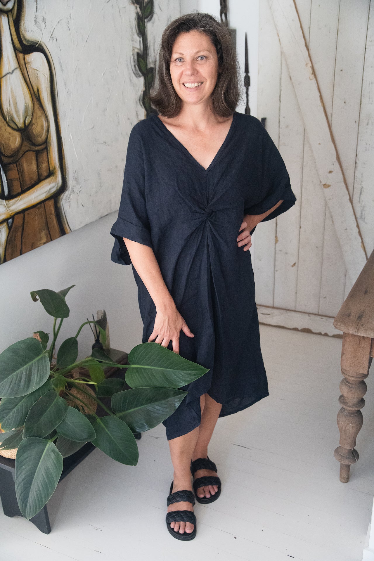 Woman Wearing Linen Dress V-neck Knot Front Midi Made in Italy Black - Dress LUXAMORE