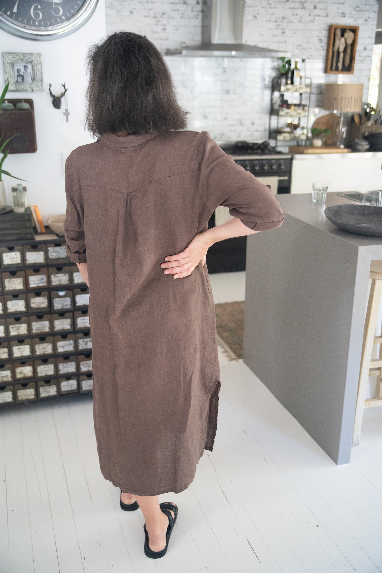 Woman Wearing Linen Shirtdress, Button-Up, Maxi Made in Italy Chocolate - Dress LUXAMORE