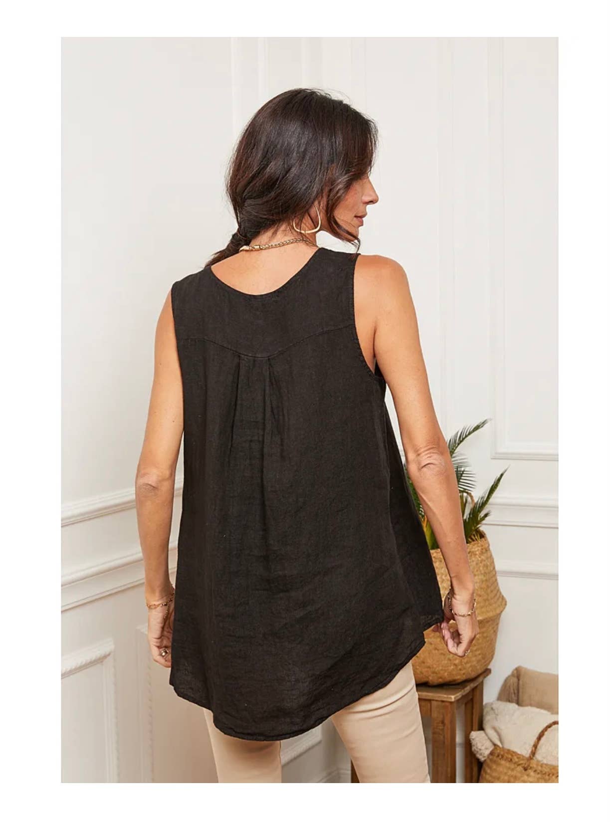 woman wearing Linen Tank Top Made in Italy LUXAMORE 