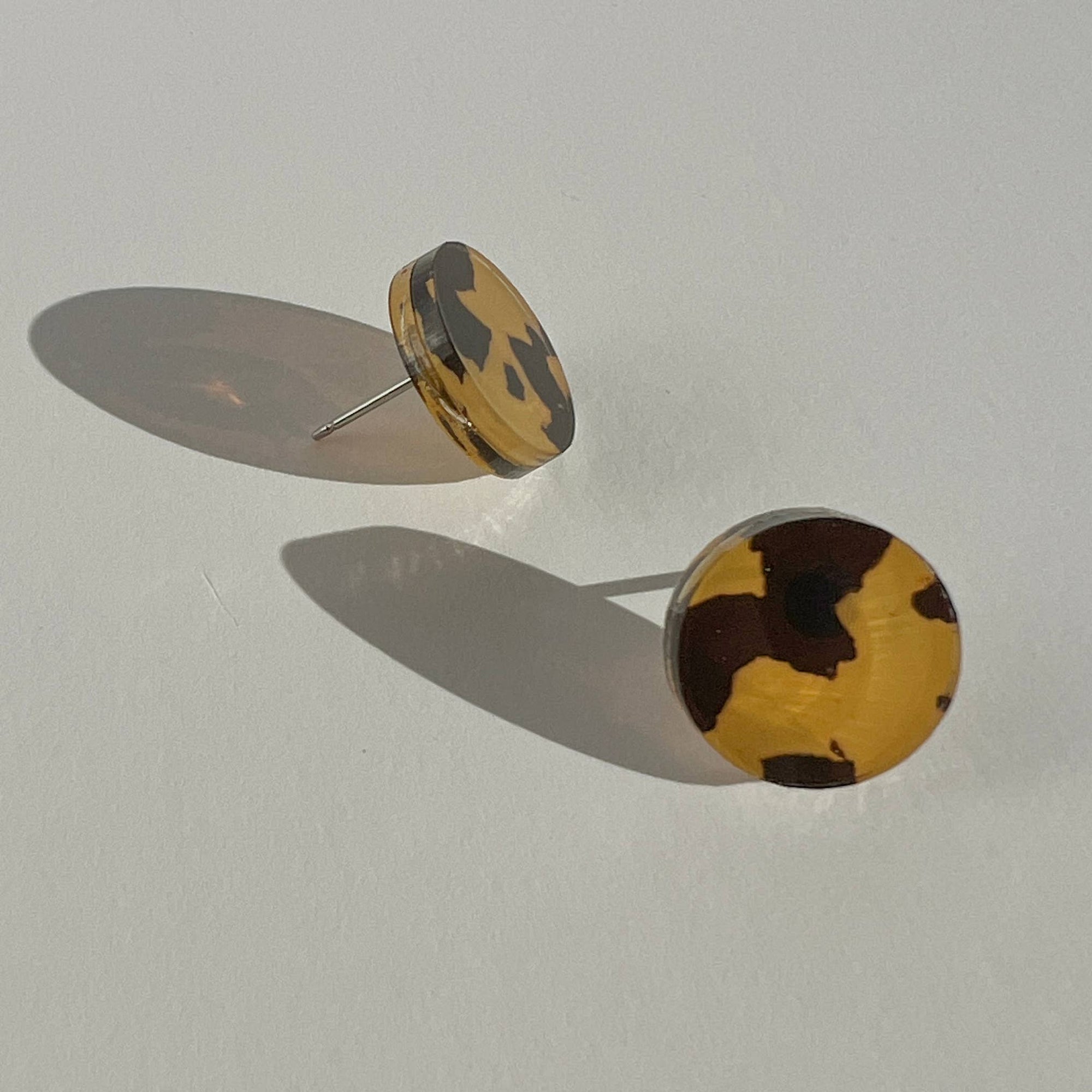 Woman Wearing Mingled Tortoise Shell Round Stud Earrings - 15mm - Earings LUXAMORE