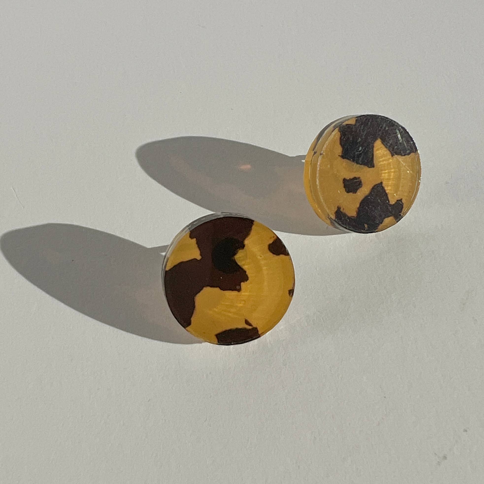 Woman Wearing Mingled Tortoise Shell Round Stud Earrings - 15mm - Earings LUXAMORE