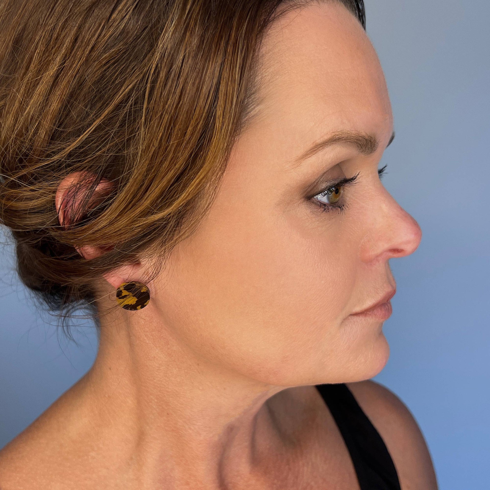 Woman Wearing Mingled Tortoise Shell Round Stud Earrings - 15mm - Earings LUXAMORE
