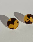Woman Wearing Mingled Tortoise Shell Round Stud Earrings - 15mm - Earings LUXAMORE