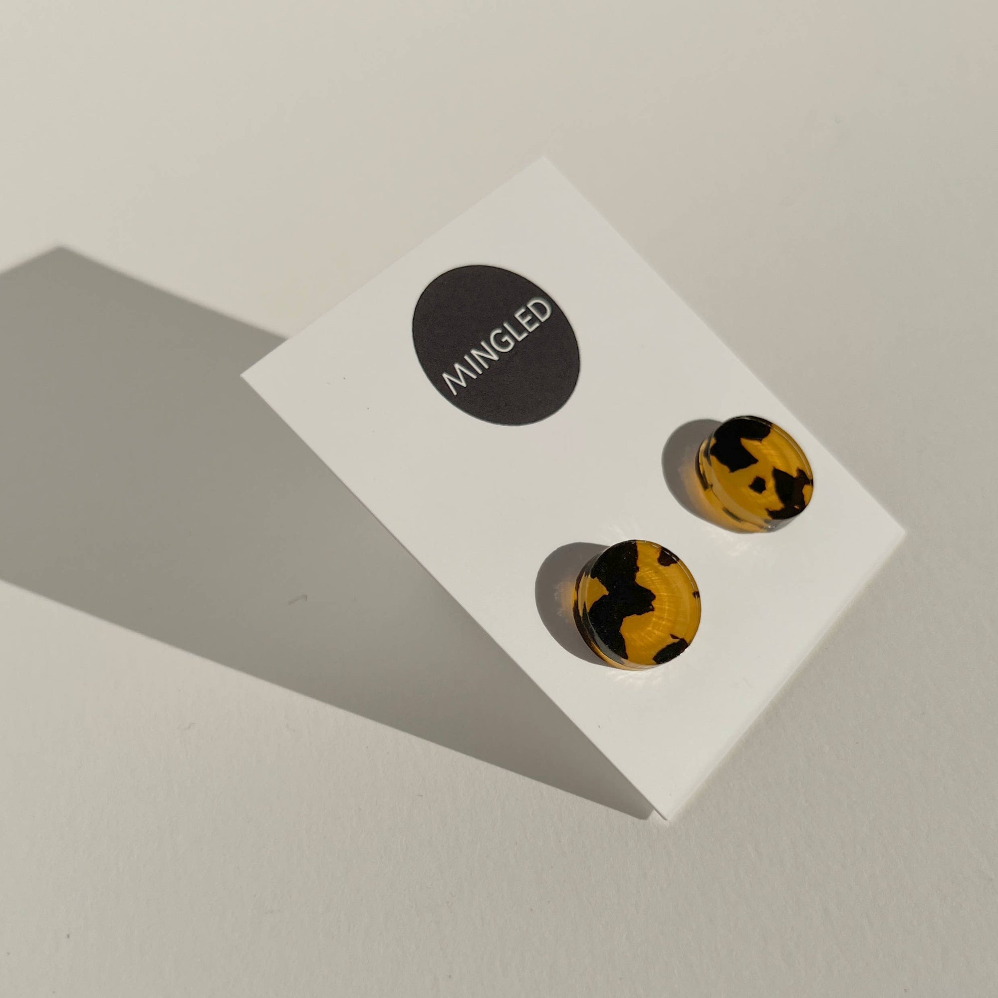 Woman Wearing Mingled Tortoise Shell Round Stud Earrings - 15mm - Earings LUXAMORE