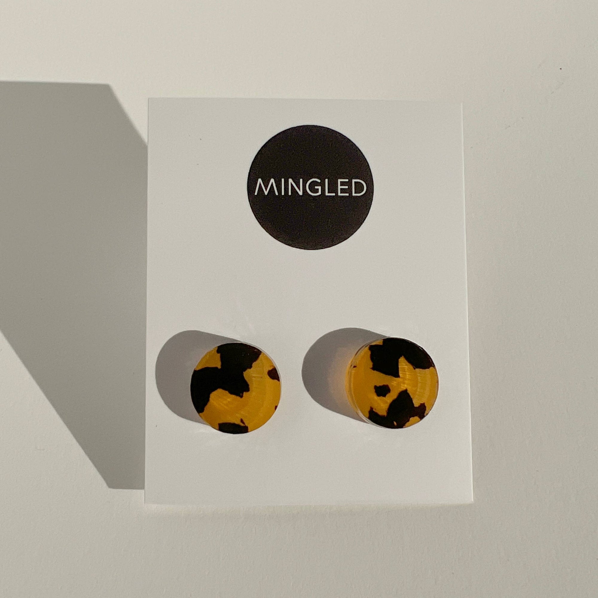 Woman Wearing Mingled Tortoise Shell Round Stud Earrings - 15mm - Earings LUXAMORE