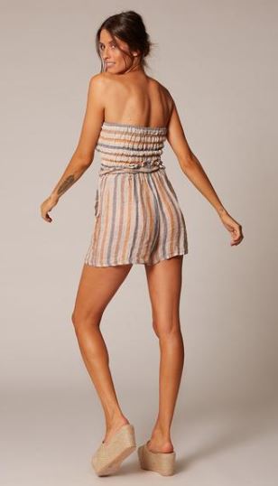 Woman Wearing Estilo Emporio Diverti Short - Shorts LUXAMORE