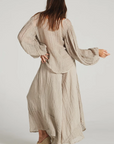 Estilo Emporio Fortune Top - LUXAMORE -Tops-Editors Notes A beautifully cut loose weave linen top, made in Positano Italy from Italian linen. This top fits true to size and is a must for any wardrobe. in a textured open weave, the Fortune Top has a boho luxe feel with an understated sleeve creating a contemporary fluid shape. Handmade in Italy the traditional way, Available now from LUXAMORE Colours available:Natural Italian linen Size is OSFA for small or extra small Style L4007